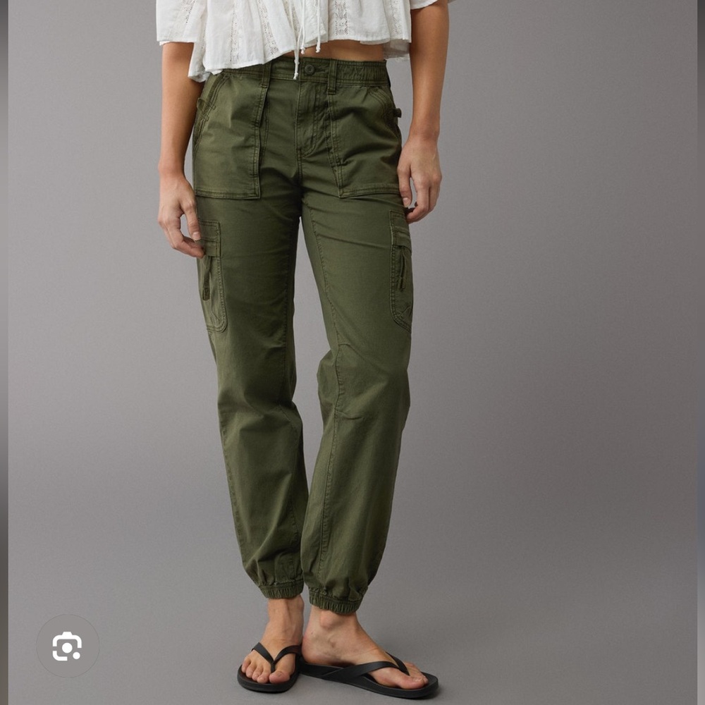 American Eagle Snappy High
waisted Stretch Cargo Joggers Olive High waist